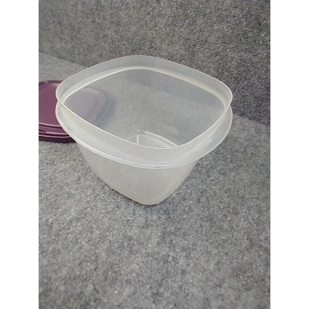 Rubbermaid TakeAlongs 7 Cup Square Food Storage Container with Red Purple Lids‎